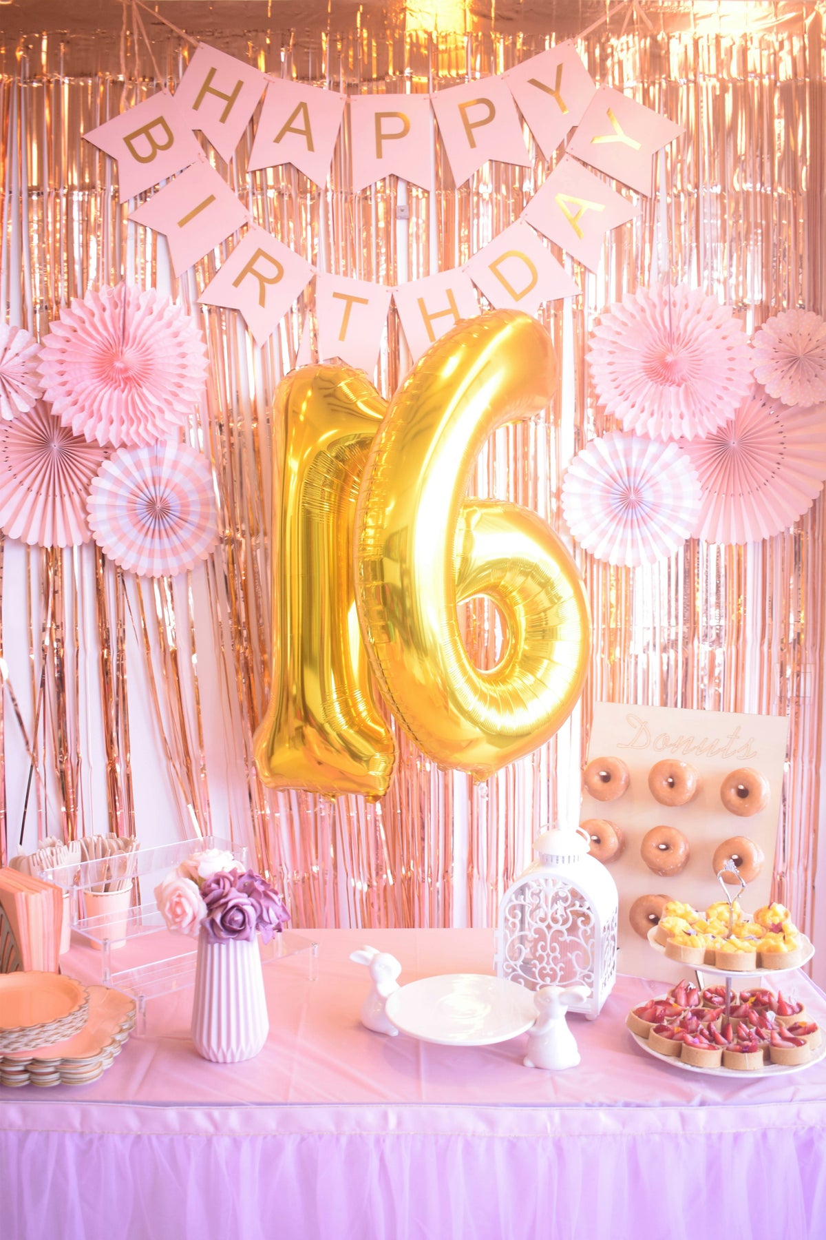 Décoration d’anniversaire 16 ans en rose et doré avec ballons et table gourmande