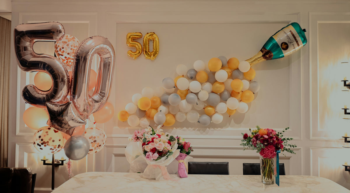 Décoration d’anniversaire 50 ans avec ballons, fleurs et ambiance festive