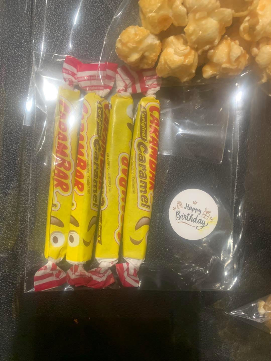 Panier gourmand de caramels préparé pour un anniversaire de 10 ans