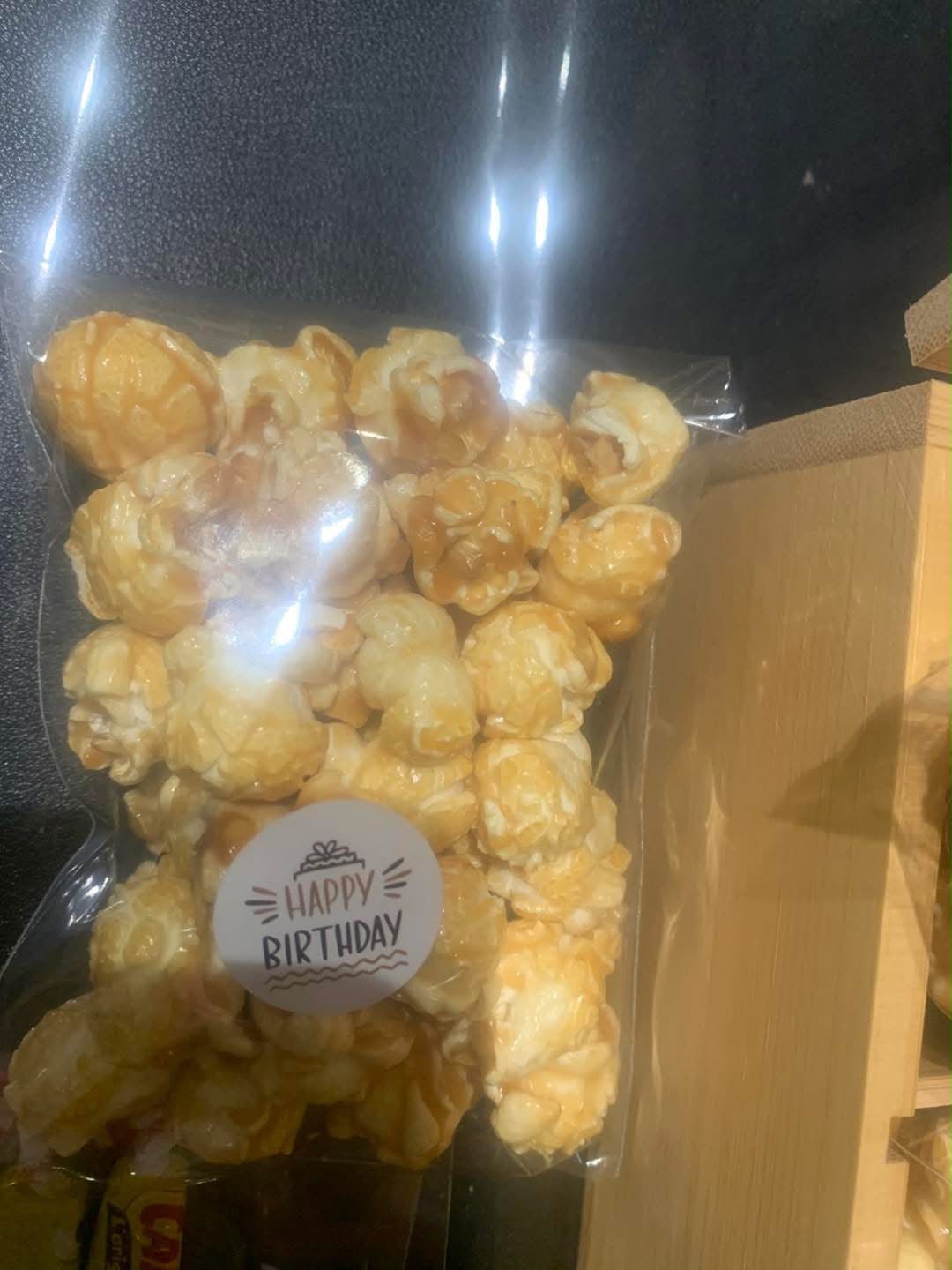Présentation du panier de caramels personnalisé pour 10 ans