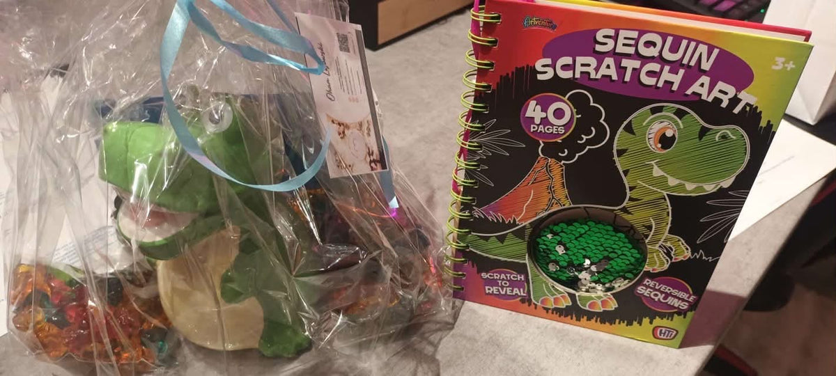 Panier gourmand sur le thème des dinosaures pour un anniversaire de 4 ans