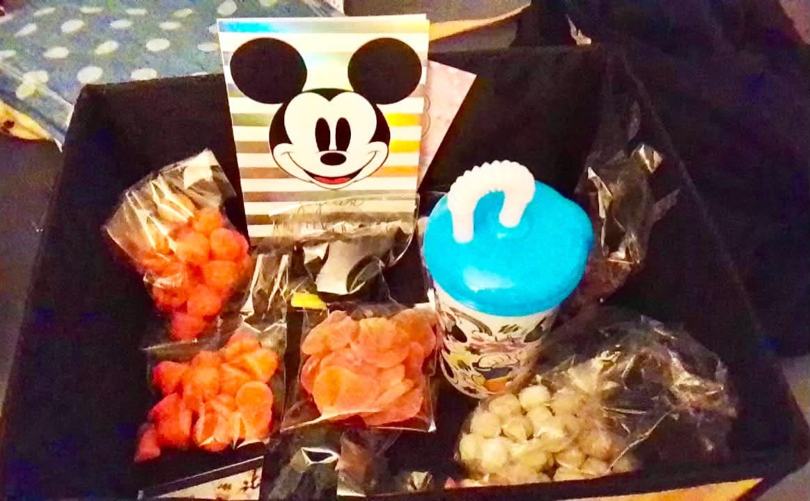 Panier gourmand personnalisé sur le thème de Mickey